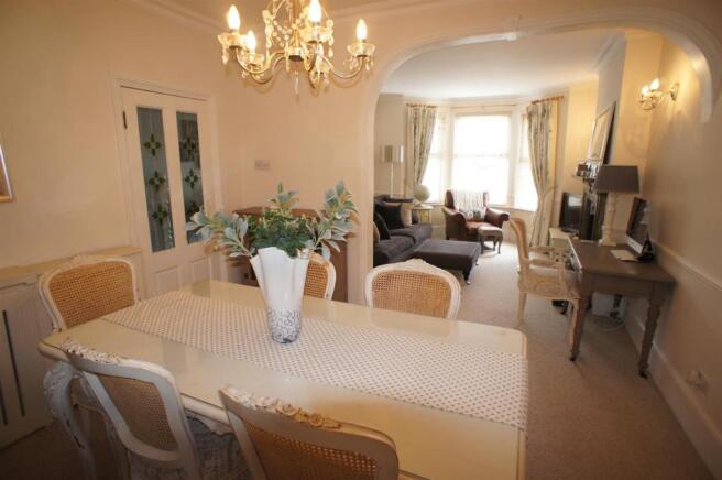 THROUGH LOUNGE/DINER