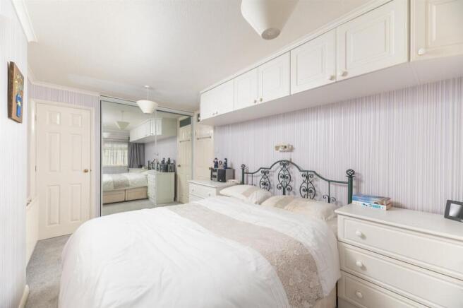 5 bed Semi-Detached for sale Image 12