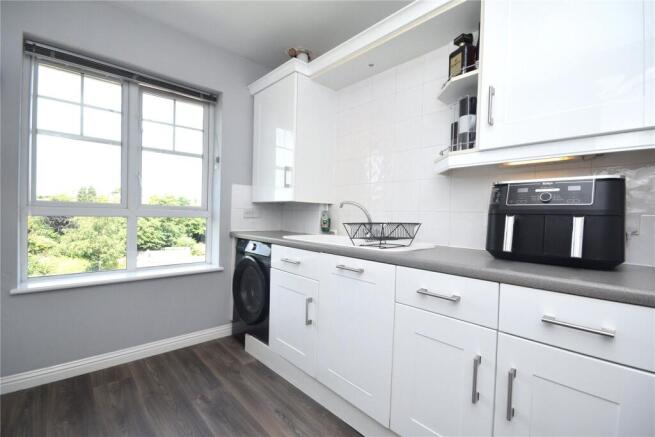 3 bed Apartment for sale Image 4
