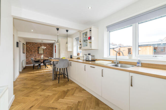 5 bed Detached for sale Image 6