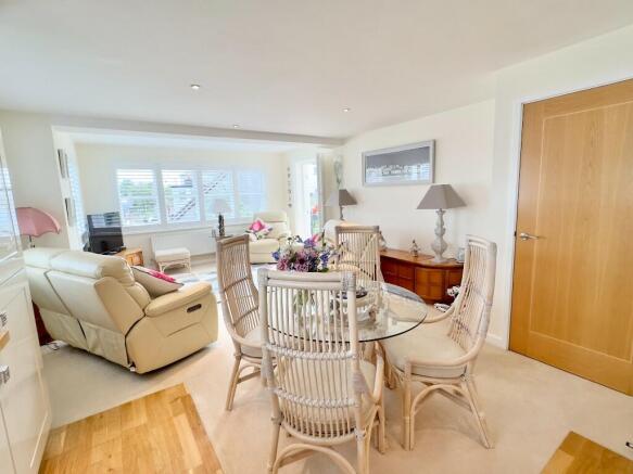 Lounge/Dining Area