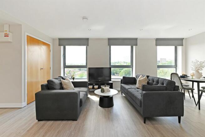 4 bed Apartment to rent Image 3