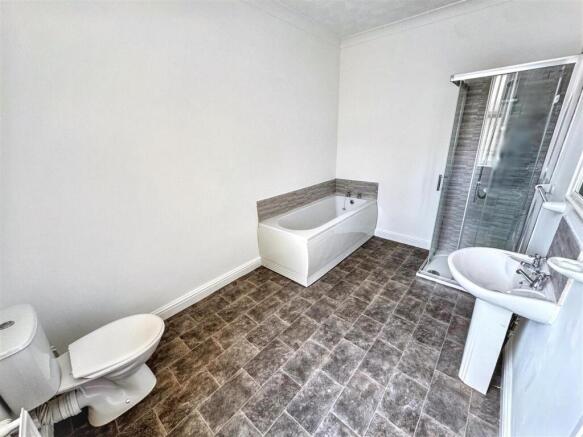 2 bed Terraced to rent Image 6