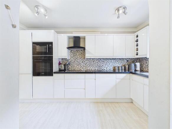 2 bed Flat for sale Image 9