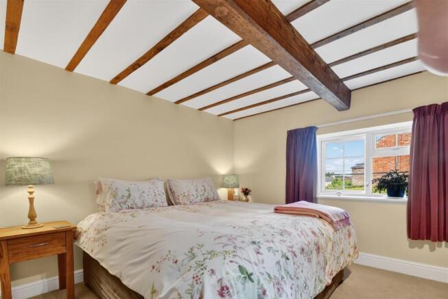 5 bed Semi-Detached for sale Image 10