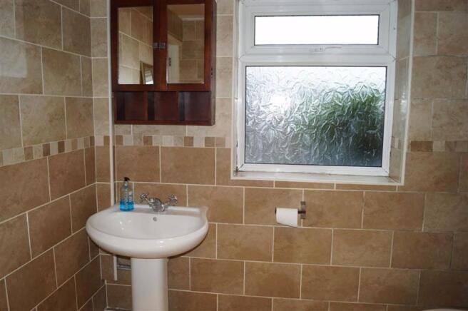 FAMILY BATHROOM (GROUND FLOOR)