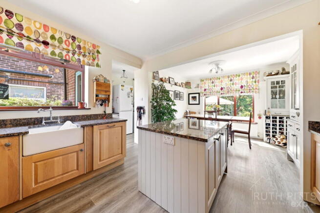 5 bed Detached for sale Image 7