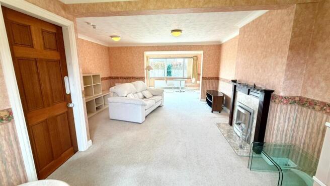 LOUNGE/DINING ROOM