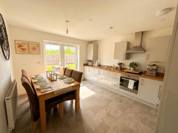 3 bed Semi-Detached for sale Image 4