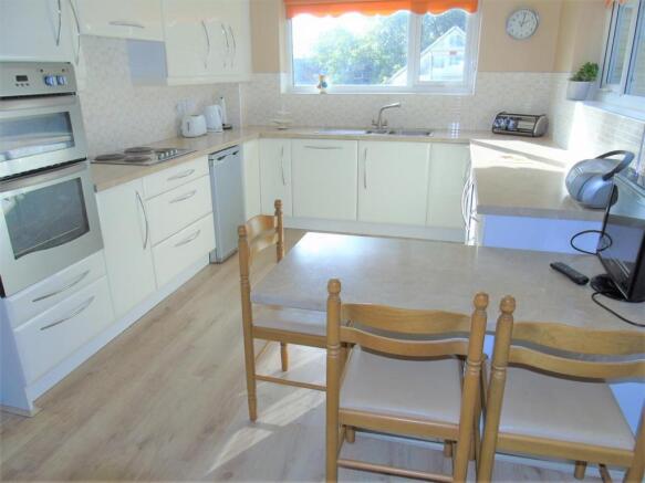 Kitchen3.JPG