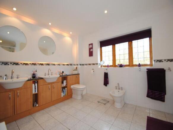 EN SUITE BATHROOM