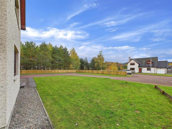Front Garden, Driveway & Parking