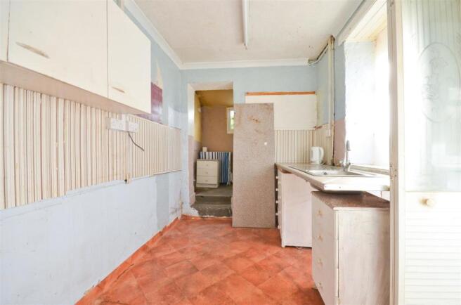 Kitchen - Newport - Isle of Wight Estate AGents.JP