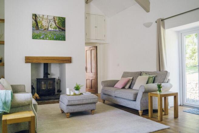 Tyddyn Hir: Ystafell Fyw / Lounge & Dining