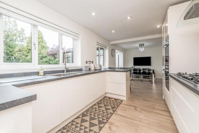 4 bed Detached for sale Image 9