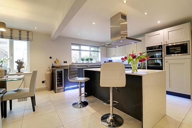 FULLY FITTED KITCHEN measuring
