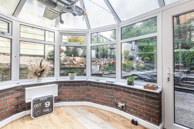 4 bed Detached for sale Image 9