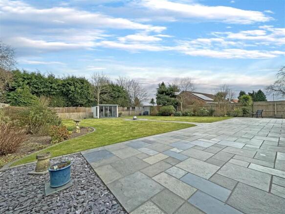 Large & Lovely Rear Garden 405