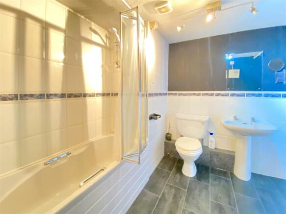 White Bathroom Three Piece Suite
