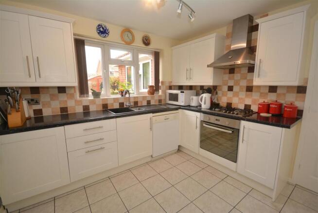 Kitchen 2.jpg