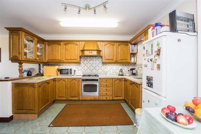 KITCHEN/DINING AREA