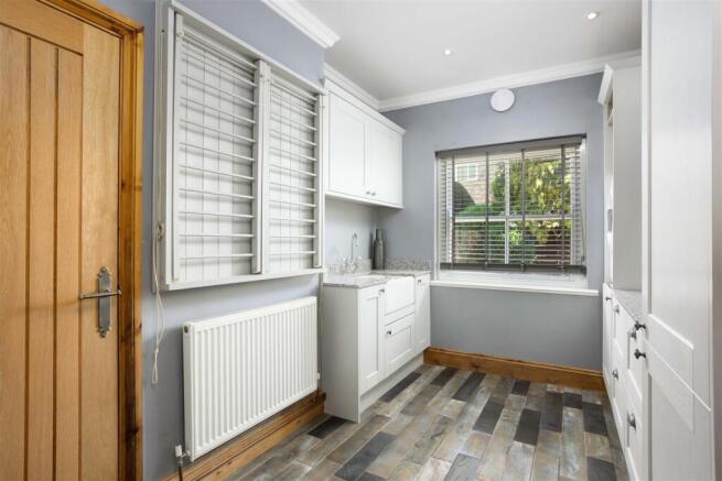 5 bed Detached for sale Image 12