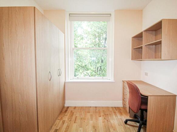 3 bed Apartment to rent Image 5