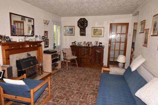 SITTING/DINING ROOM