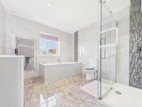 5 bed Detached for sale Image 9