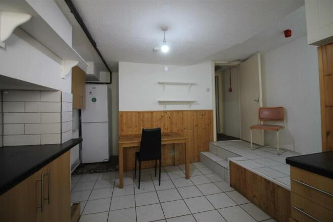 6 bed House to rent Image 4