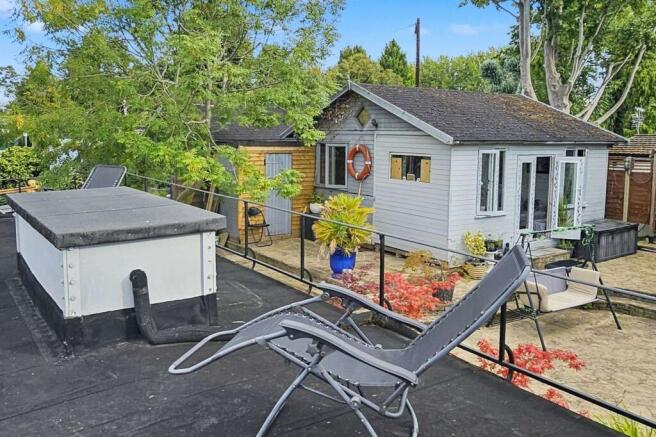 10 Taggs Island, Hampton Court, TW12 2HA
