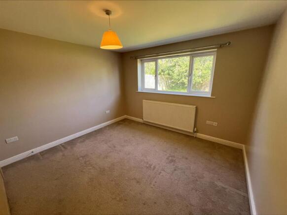 3 bed Detached Bungalow to rent Image 8