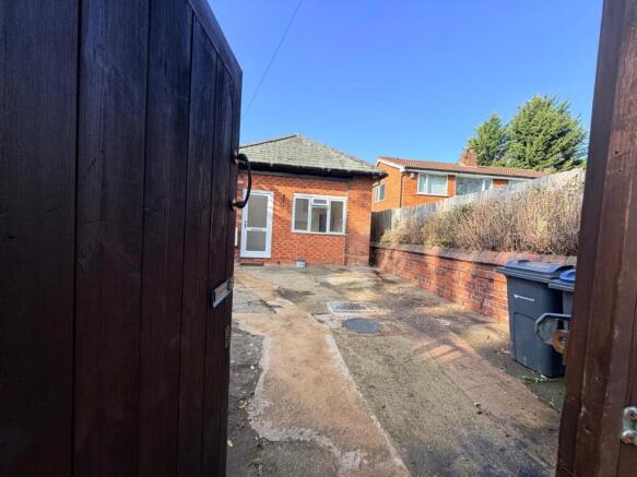 One-bedroom Bungalow to Let B13