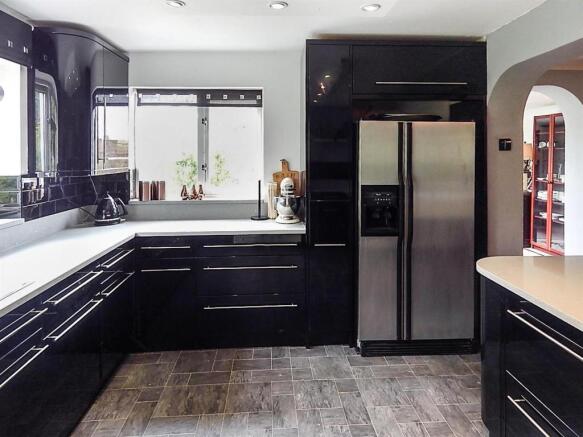REFITTED KITCHEN/BREAKFAST ROOM