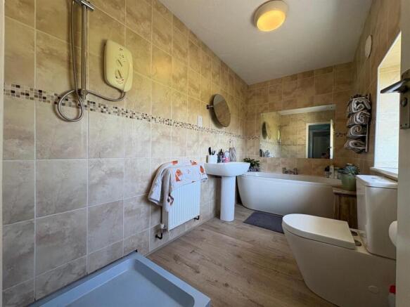 6 bed Detached for sale Image 8