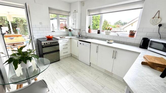 KITCHEN/BREAKFAST ROOM