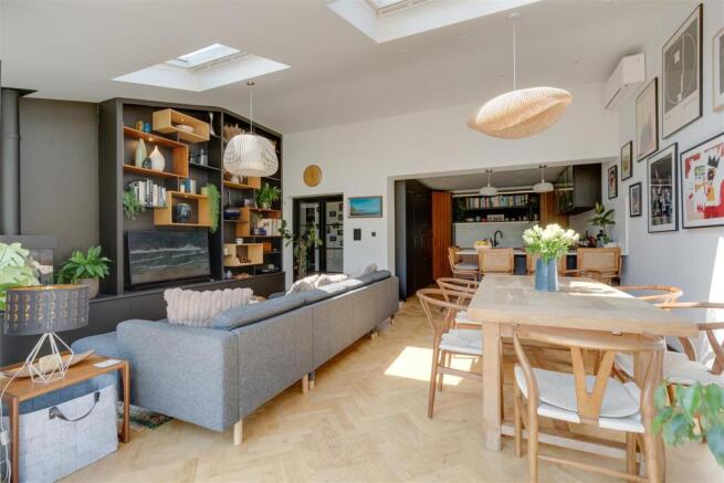 6 bed Detached for sale Image 6
