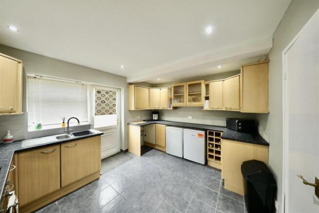 3 bed Semi-Detached for sale Image 4