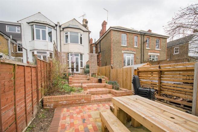 Holland Road, Maidst