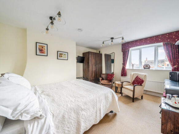 4 bed Detached for sale Image 11