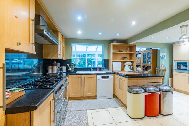 5 bed Detached for sale Image 7
