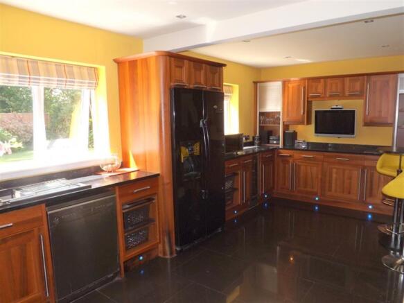 BREAKFASTING KITCHEN