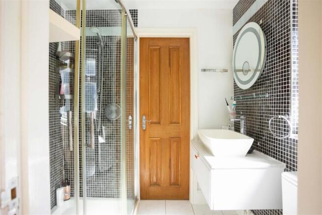 5 bed Detached for sale Image 11