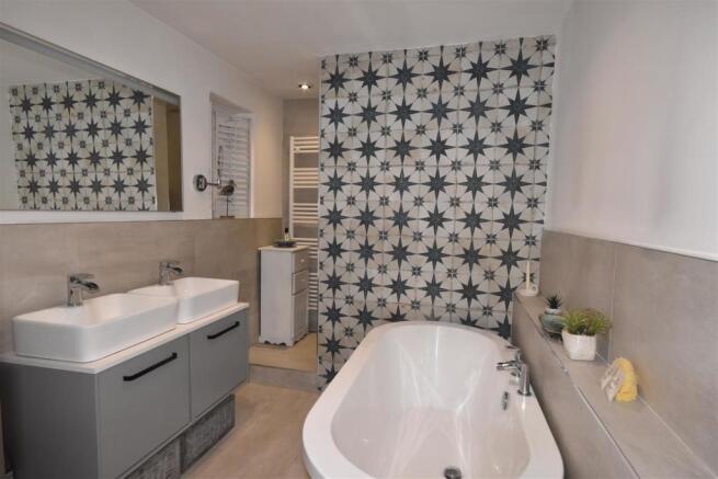 ENSUITE BATHROOM