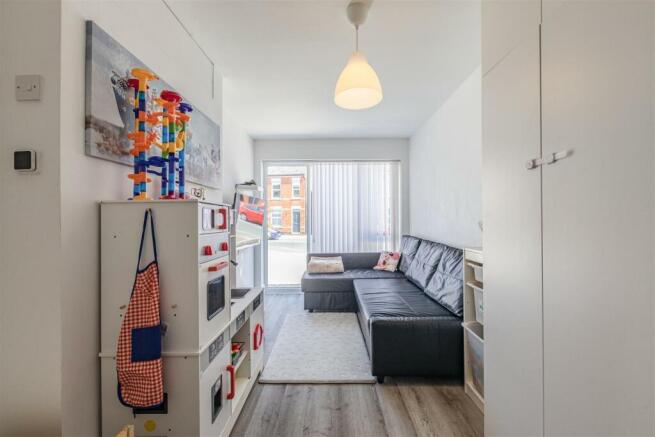 10 Pretoria Road, Chertsey, KT16 9LN - 16.jpg