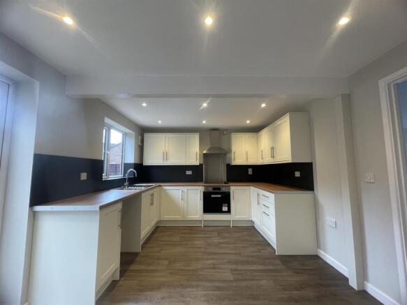 Kitchen / Diner (1/2)