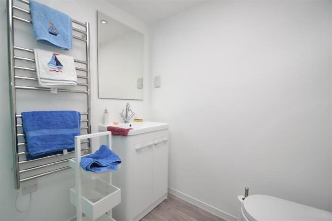SHOWER ROOM/WC