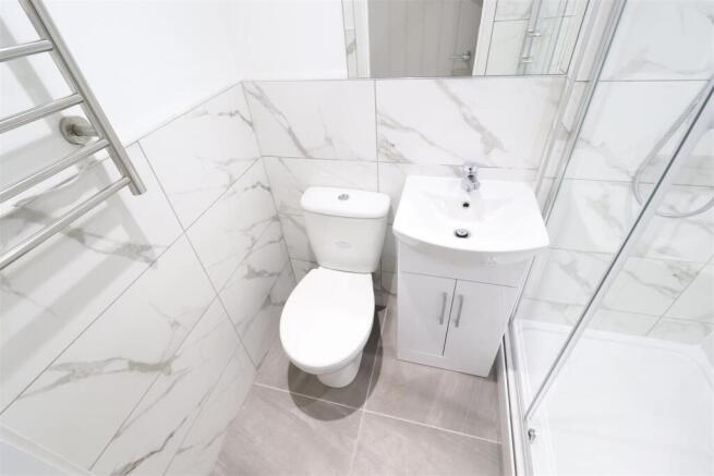Bright, modern bathroom with marble-effect tile...