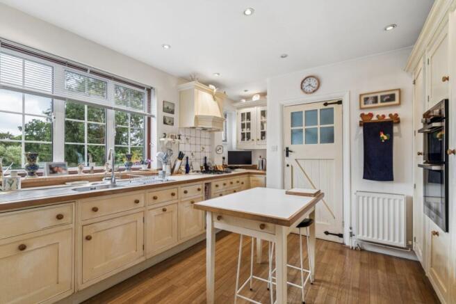 Kitchen/B'fast Room
