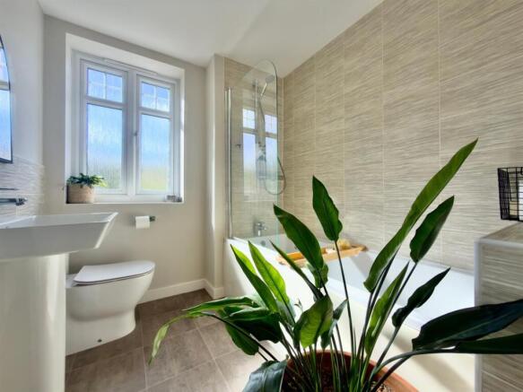4 bed Semi-Detached to rent Image 9